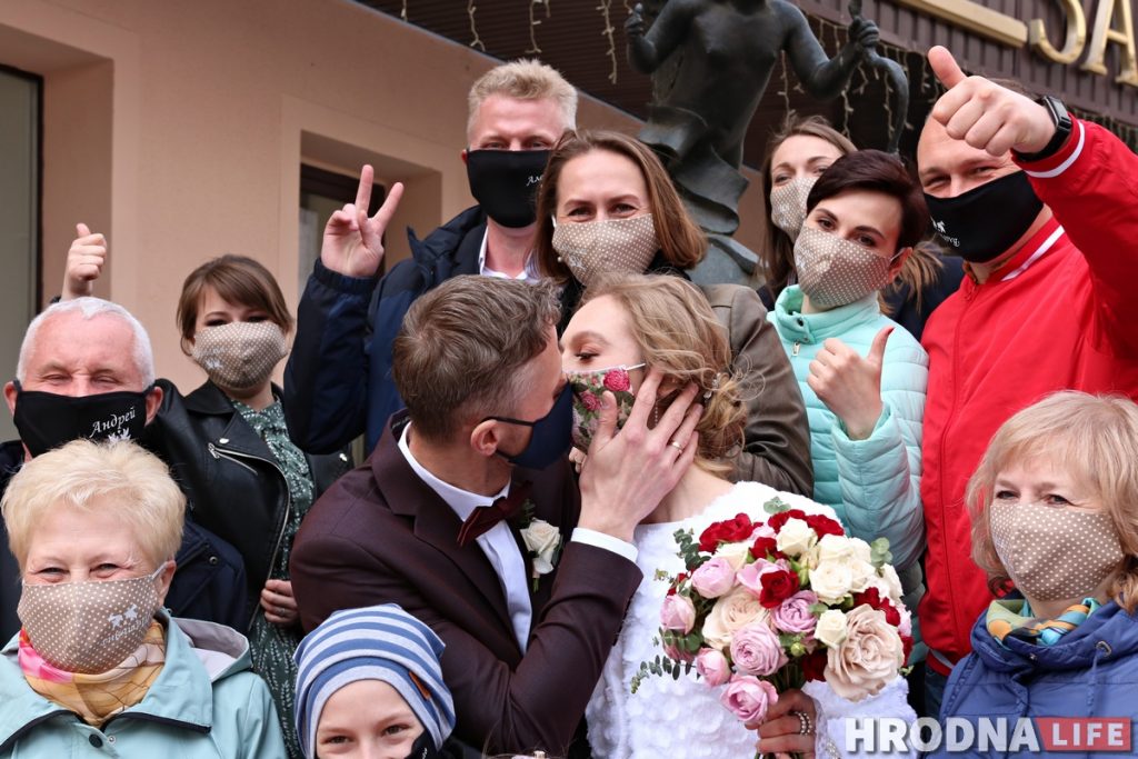Свадьба во время коронавируса: в Гродно молодожены и гости пришли в ЗАГС в масках
