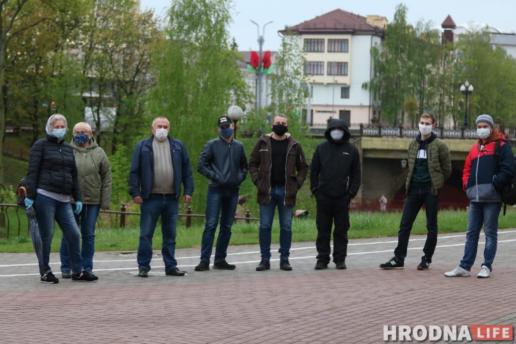 20 гродненцев собрались в центре города поддержать блогера Тихановского