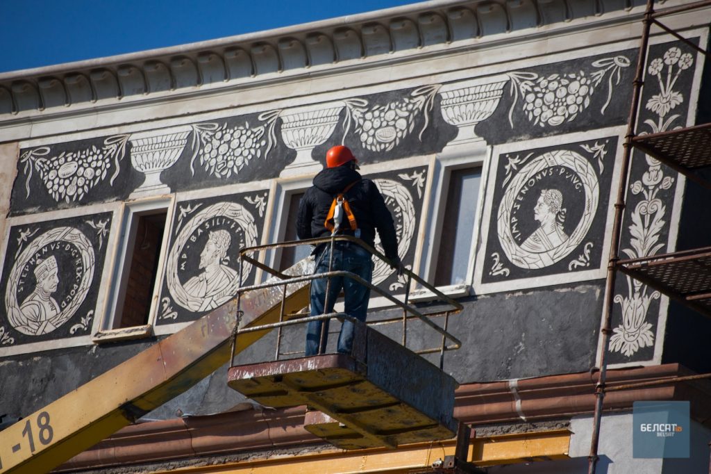 Фотофакт: художник полностью спутал подпись на портрете на сграффито над воротами Старого замка в Гродно