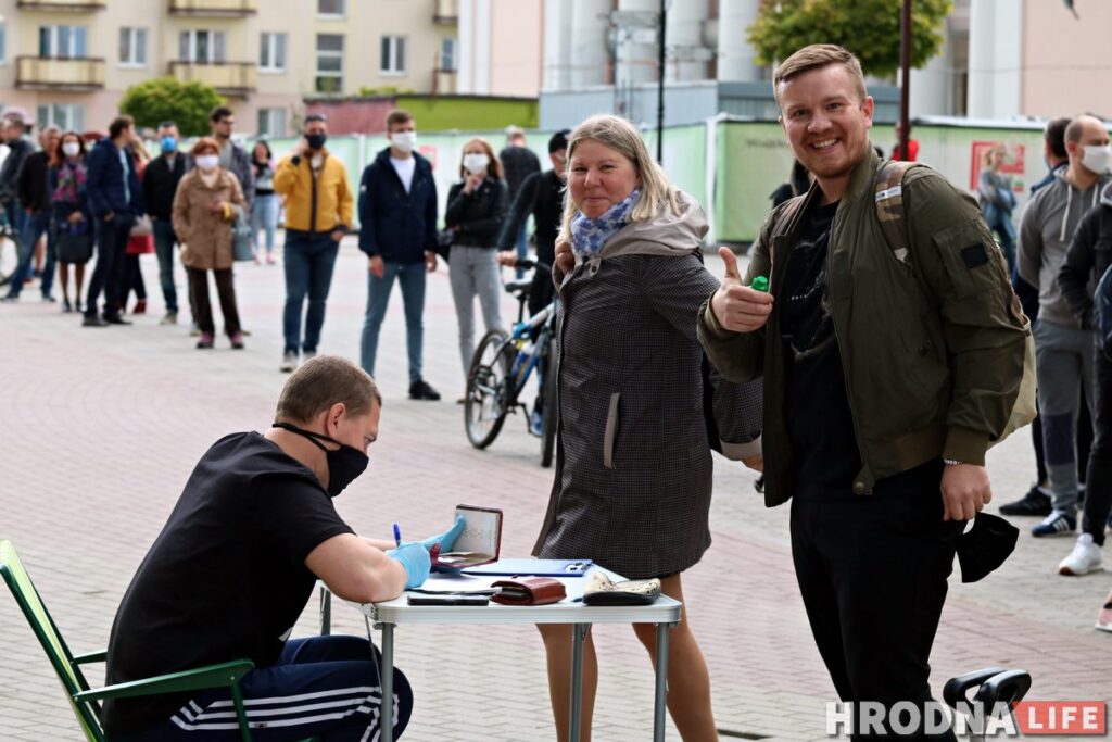 «Мы хотим перемен». Гродненцы стояли под дождем, чтобы подписаться за Тихановскую
