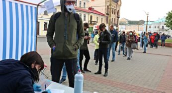 Еще одного члена инициативной группы Тихановской в Гродно задержали во время сбора подписей