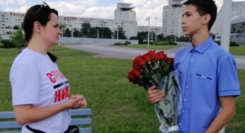 Тот самый выпускник, который высказался на линейке в Минске, подарил Тихановской 51 розу. И решил не поступать в университет
