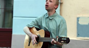 «И тут меня узнают, как приятно». Слепой музыкант вышел играть в центре Гродно