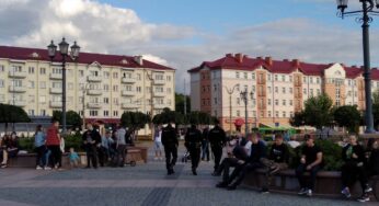 Гродненцы и ОМОН вышли на Советскую после регистрации кандидатов в президенты