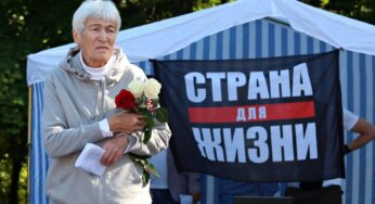 «Волокут обнаженным телом по асфальту». О чем говорила 81-летняя Галина Филипповна на пикете за Тихановскую в Гродно
