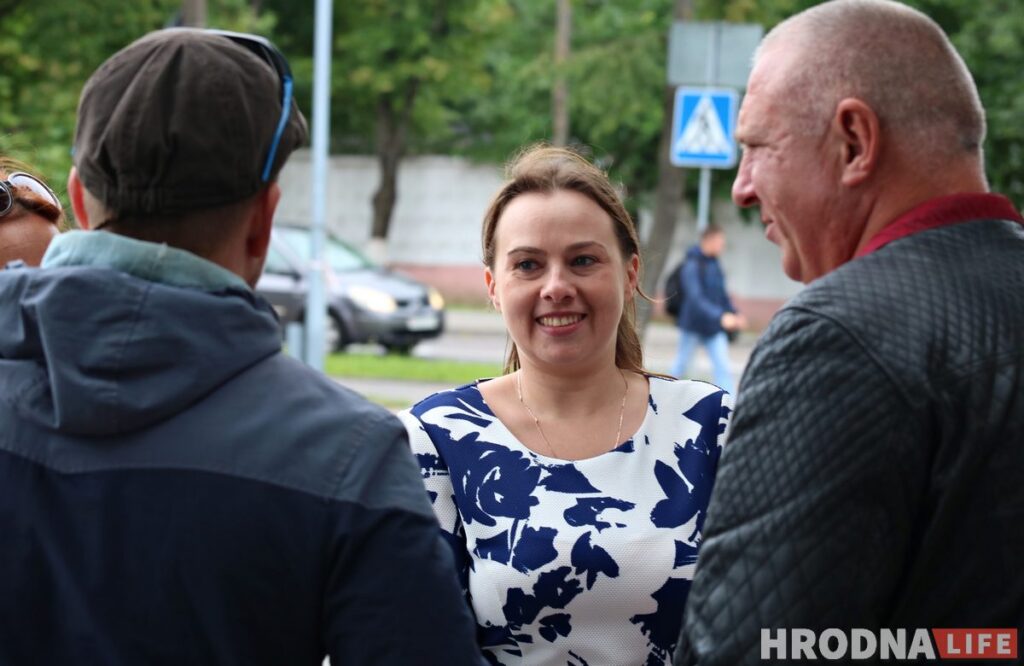 Анна Канопацкая возле суда Ленинского района в Гродно. Справа координатор ее инициативной группы по Гродненской облатси Ежи Григенча