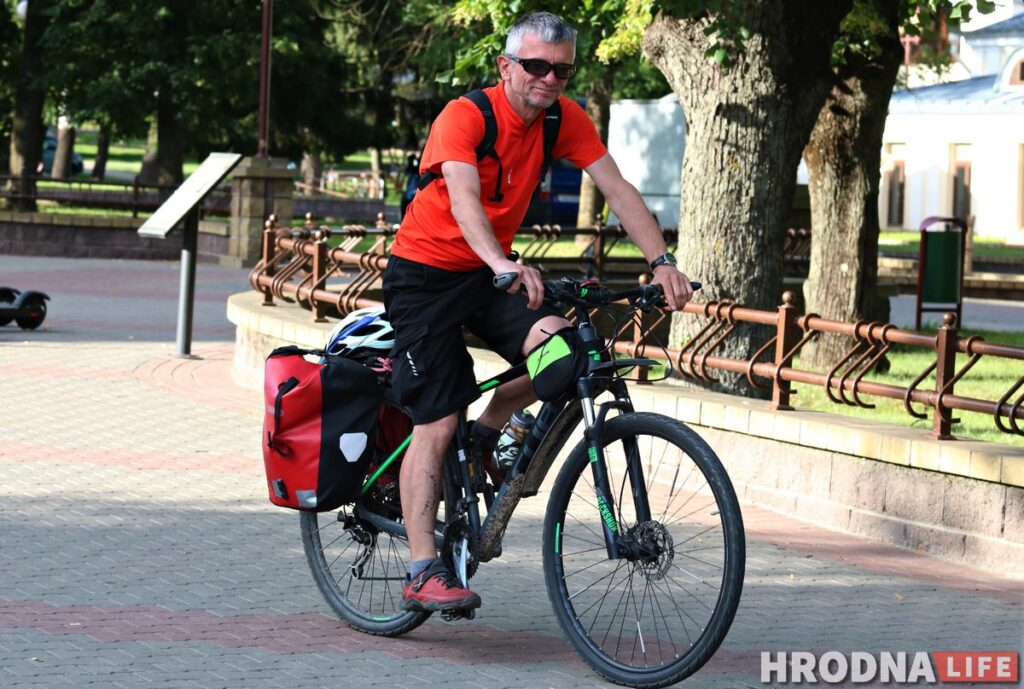 «Проверили температуру и разрешили ехать». Турист-велосипедист из Польши рассказал, почему приехал в Гродно