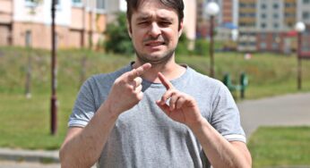 Рассказывает жестами: гродненский блогер снимает видео для неслышащих и мечтает о собственном фильме