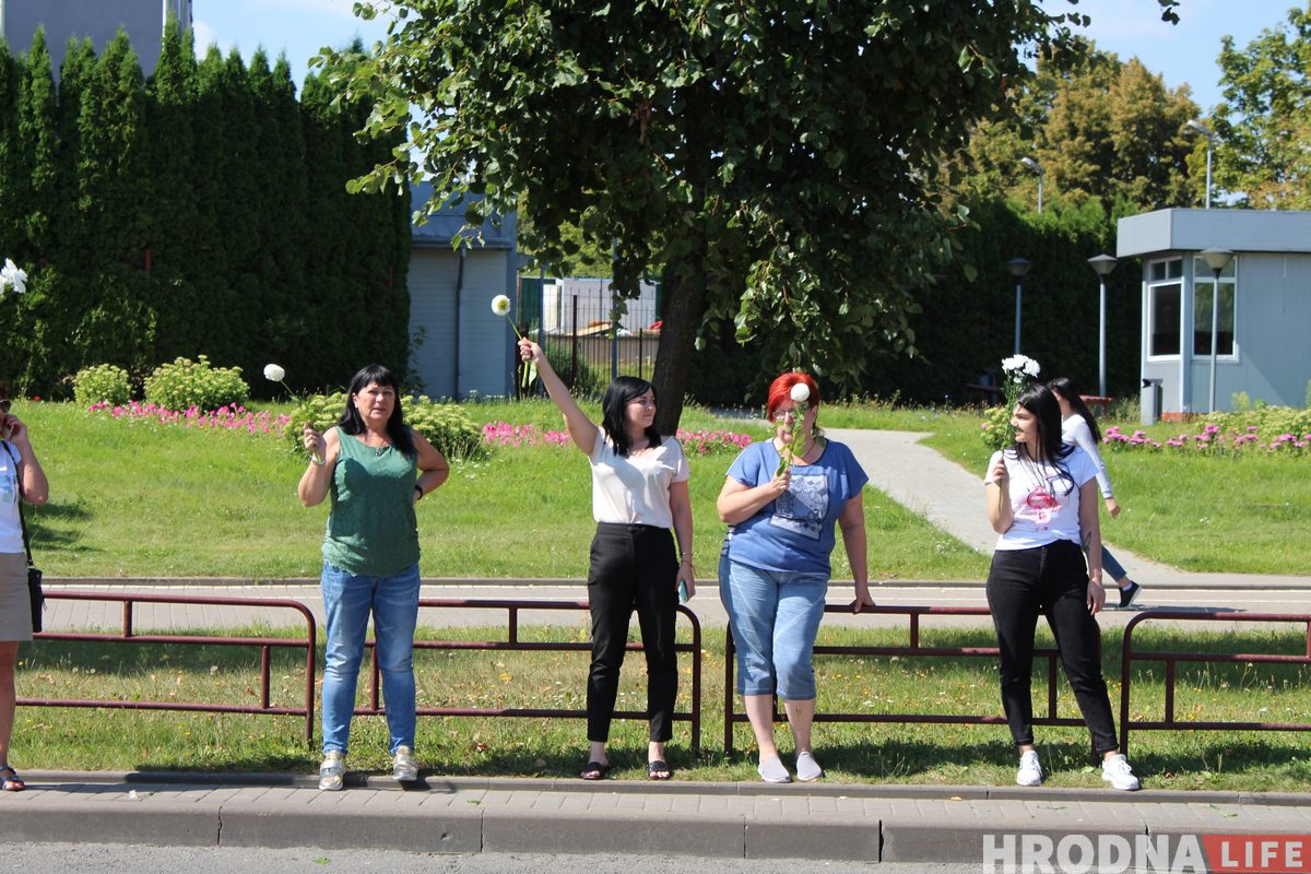 Пятый день протестов. Гродненки с цветами, медики и “азотовцы” вышли против беспредела силовиков