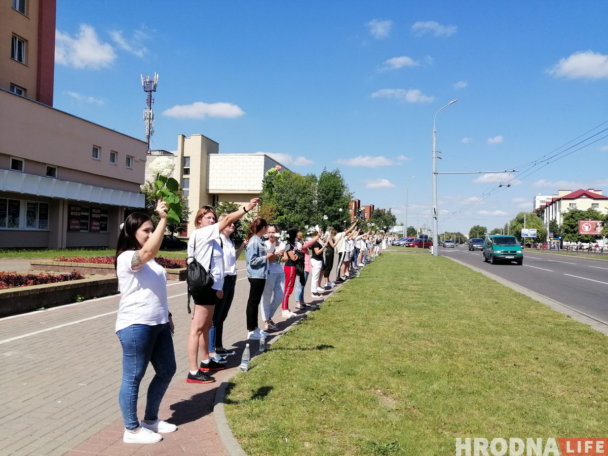 Пятый день протестов. Гродненки с цветами, медики и “азотовцы” вышли против беспредела силовиков