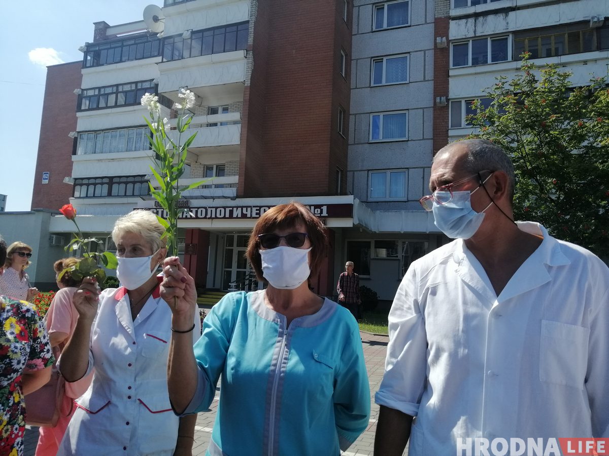 Пятый день протестов. Гродненки с цветами, медики и “азотовцы” вышли против беспредела силовиков