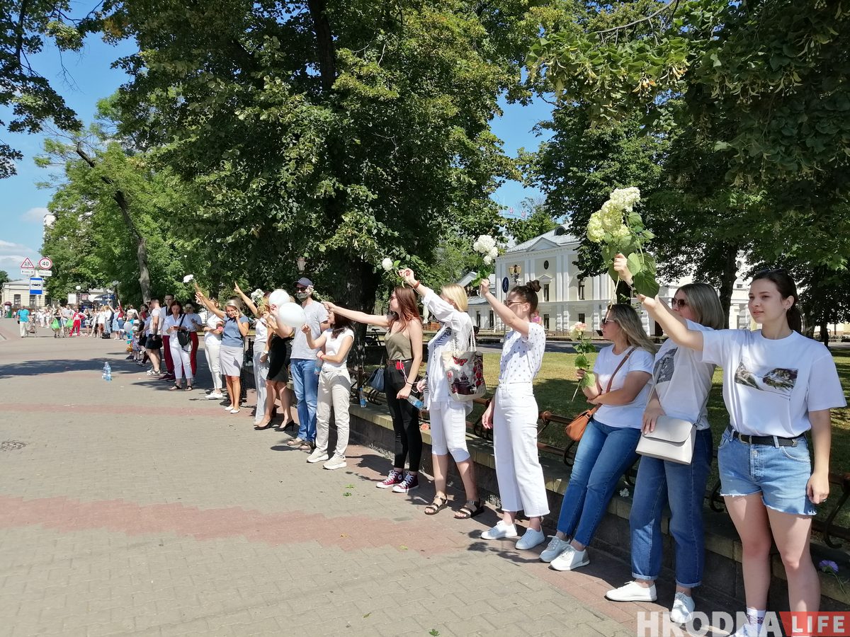 Пятый день протестов. Гродненки с цветами, медики и “азотовцы” вышли против беспредела силовиков