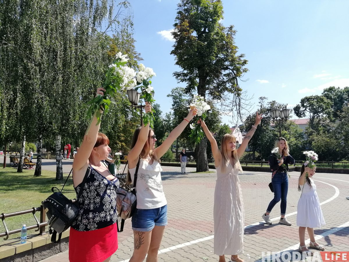 Пятый день протестов. Гродненки с цветами, медики и “азотовцы” вышли против беспредела силовиков