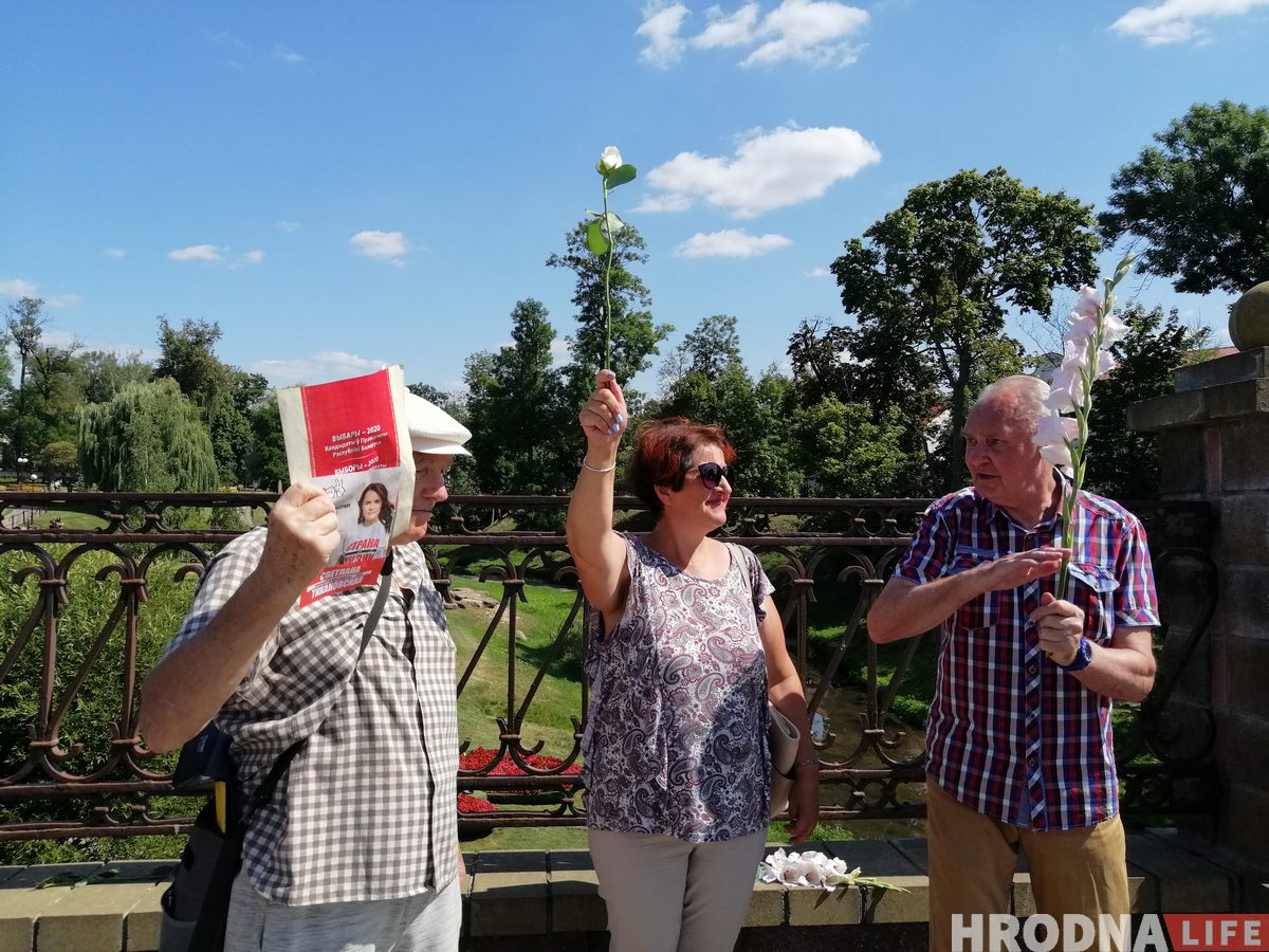 Пятый день протестов. Гродненки с цветами, медики и “азотовцы” вышли против беспредела силовиков