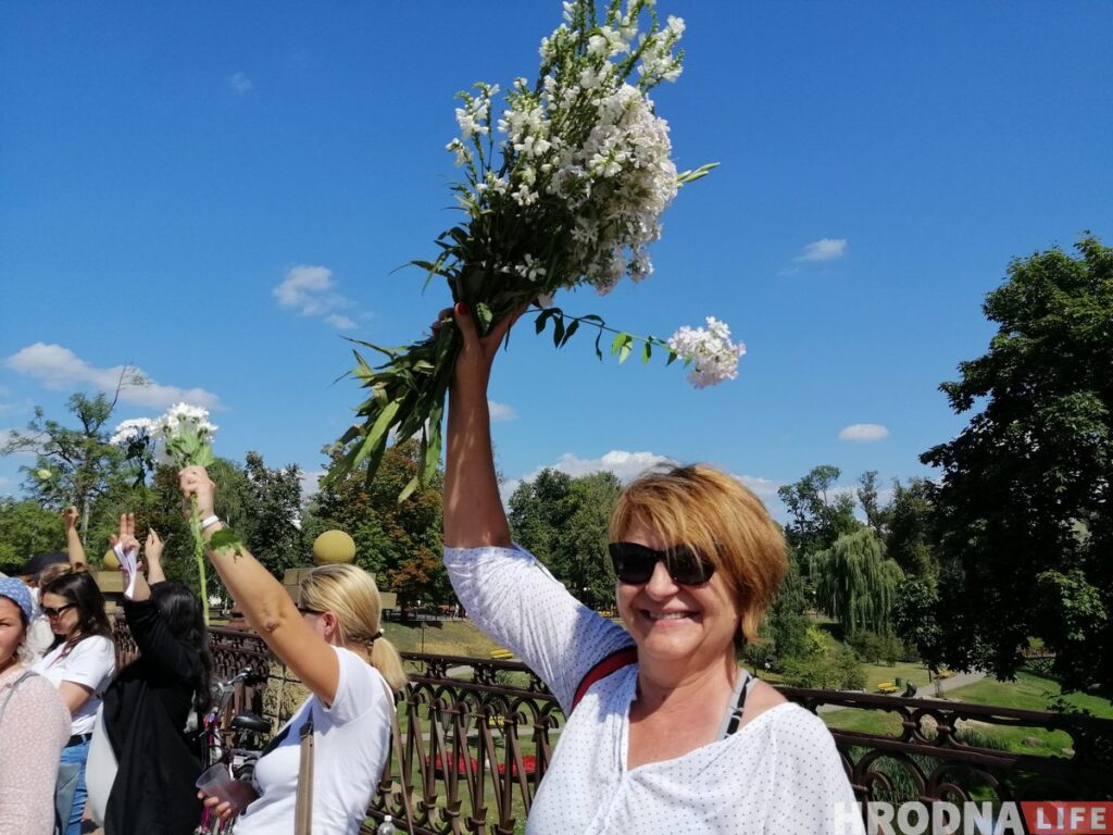 Пятый день протестов. Гродненки с цветами, медики и “азотовцы” вышли против беспредела силовиков