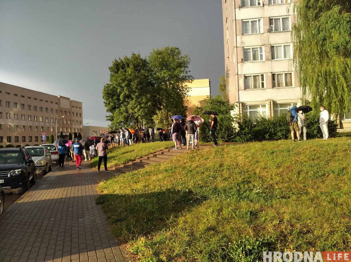 В Гродно в городе задержали больше 20 рабочих "Гродно Азот". Коллеги пришли за ними к РОВД