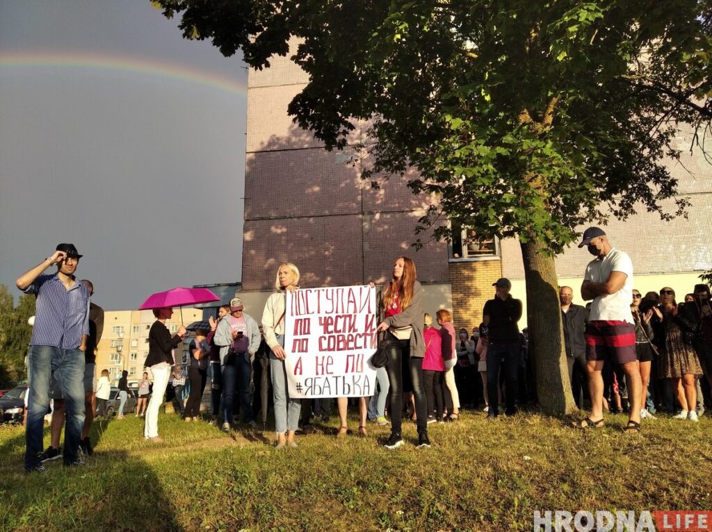 В Гродно в городе задержали больше 20 рабочих "Гродно Азот". Коллеги пришли за ними к РОВД В Гродно в городе задержали больше 20 рабочих "Гродно Азот". Коллеги пришли за ними к РОВД