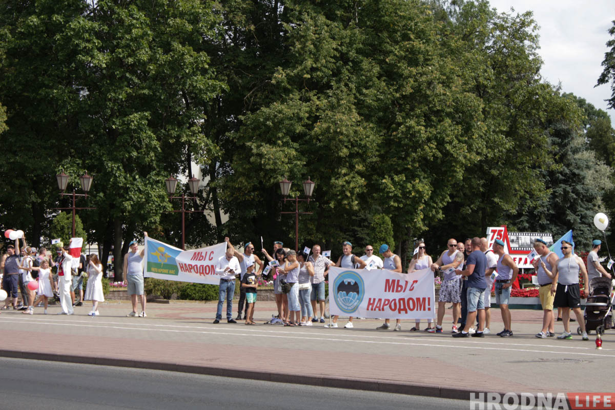 "Народ бить точно не пойдем”. Десантники вышли на улицы Гродно