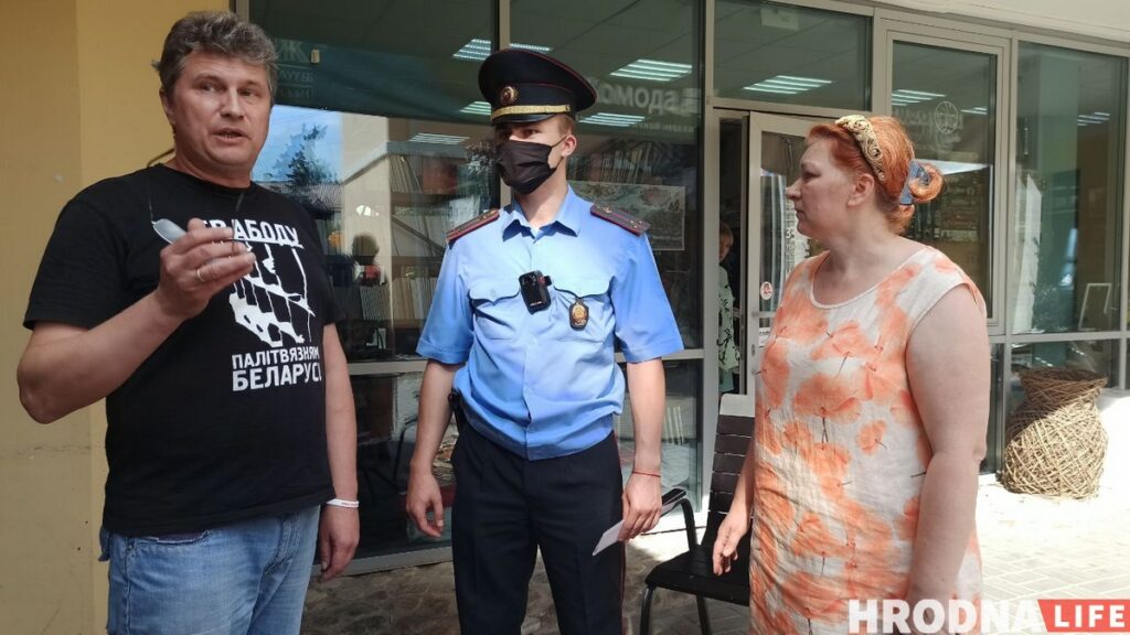 Активиста Сергея Веремеенко задержали с ОМОНом во дворе его магазина (обновлено) Активиста Сергея Веремеенко задержали с ОМОНом во дворе его магазина (обновлено)