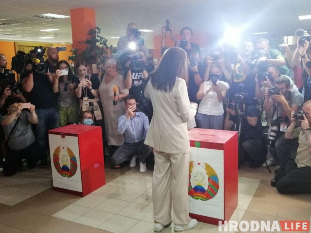 Светлана Тихановская опускает бюллетень в урну для голосования. Фото: Надежда Вишневская