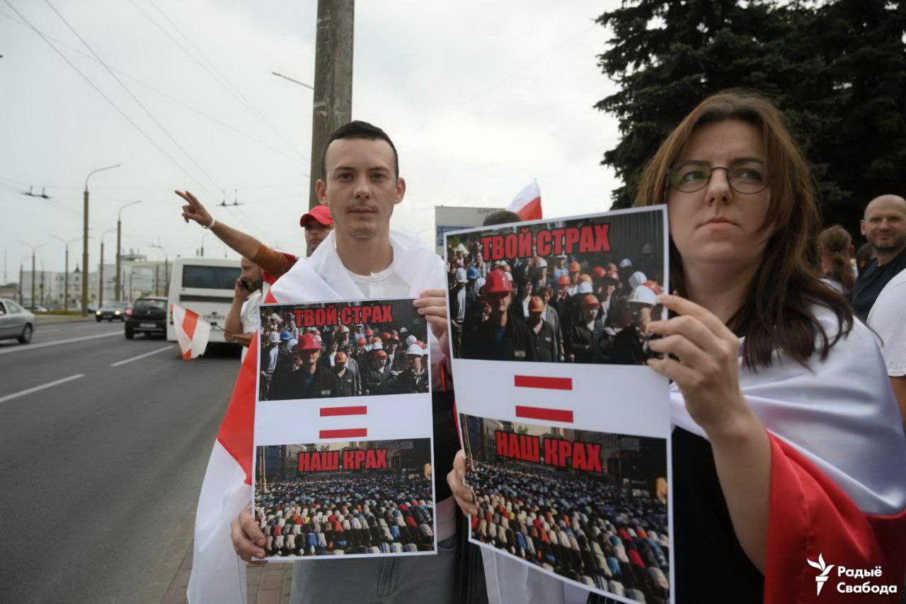 Людзі прыйшлі падтрымаць табачную фабрыку ў Гродне. Міліцыя: гэта несанкцыянаваная акцыя