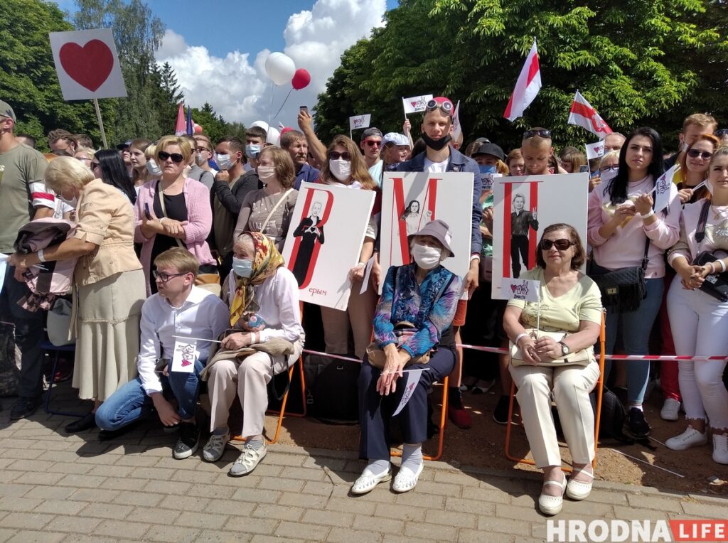 Как гродненцы встретили Светлану Тихановскую на пикете