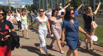 «Перестаньте нас бить». Женщины Гродно снова вышли на улицы с цветами