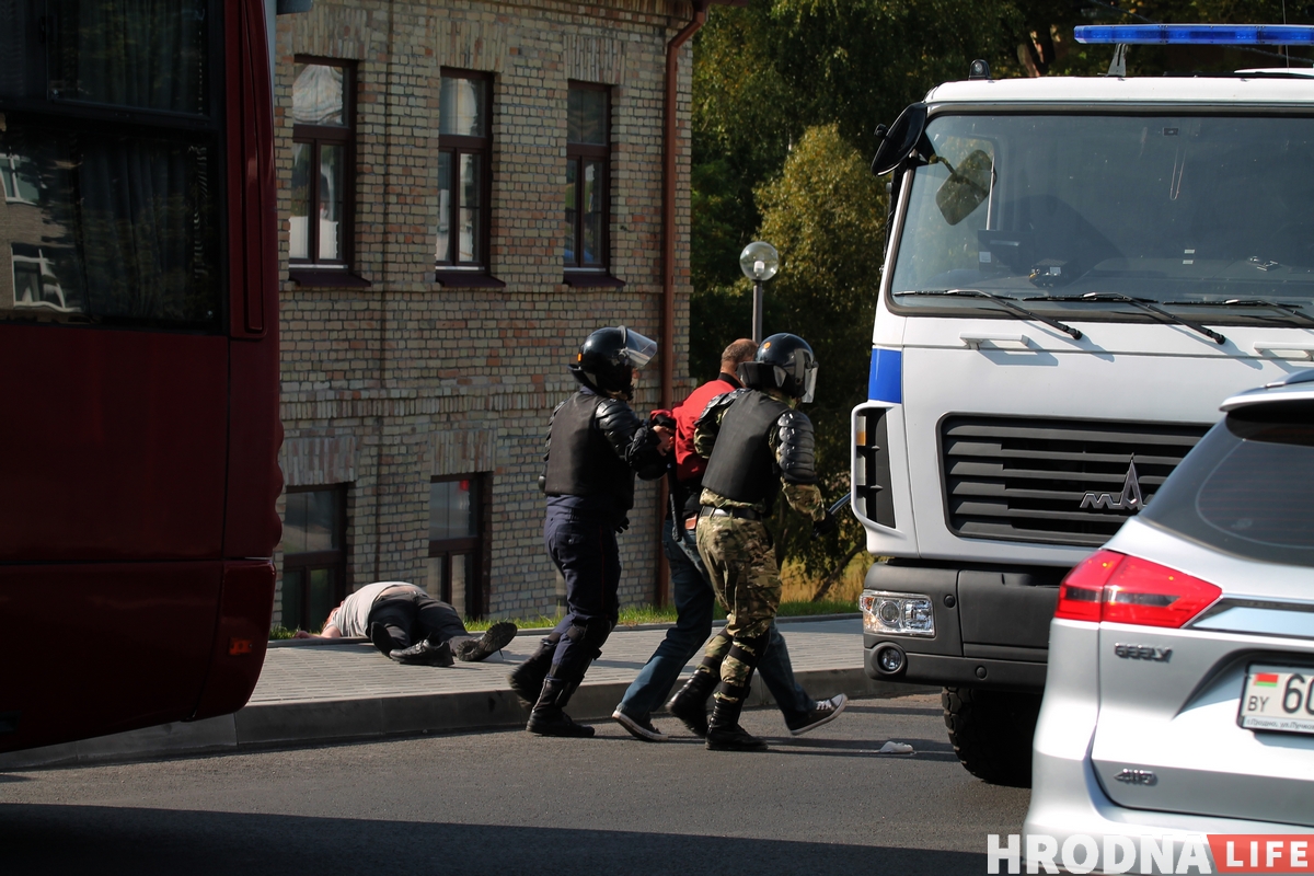 Наступили коленом на шею и душили. Как выглядели задержания в Гродно 20 сентября