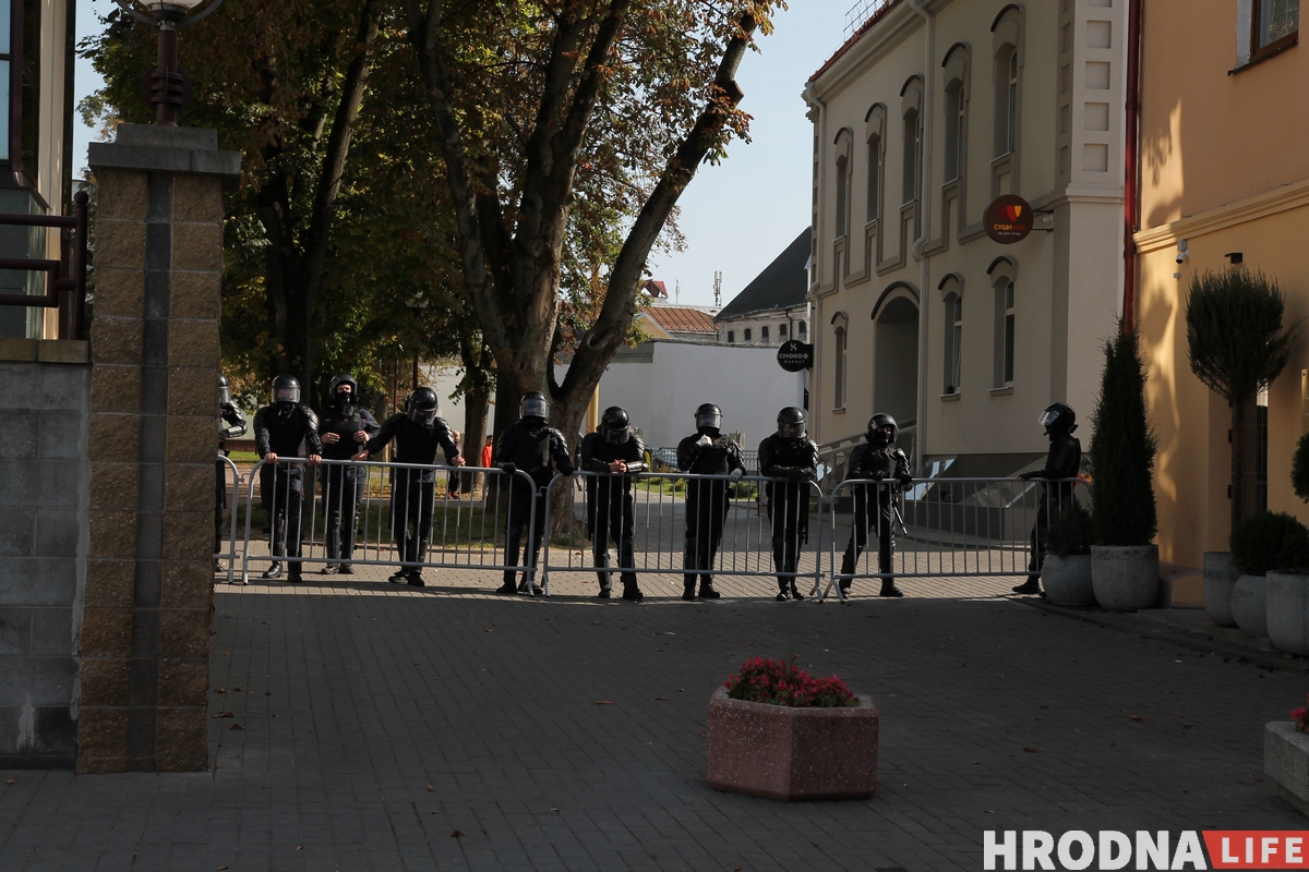 Наступили коленом на шею и душили. Как выглядели задержания в Гродно 20 сентября