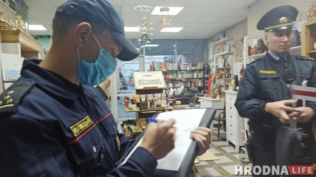 Флаг из «Цудоўні» изъяли второй раз за день. Милиция отреагировала на "жалобы граждан"