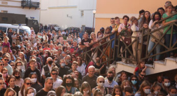 “Если дадут линованную бумагу, пиши поперек”. В Гродно актеры закрывшегося театра выступили во дворе