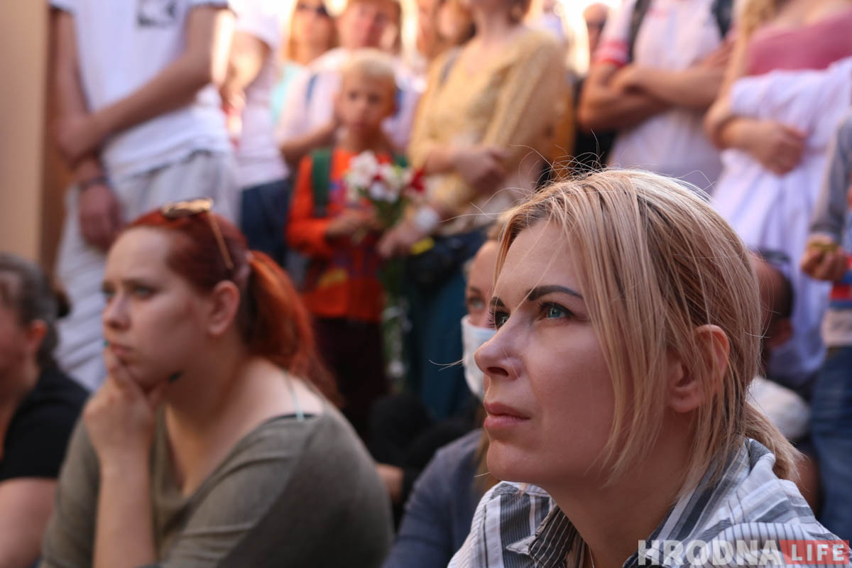 "Калі дадуць лінаваную паперу, пішы ўпоперак". У Гродне акцёры закрытага драмтэатра выступілі ў двары