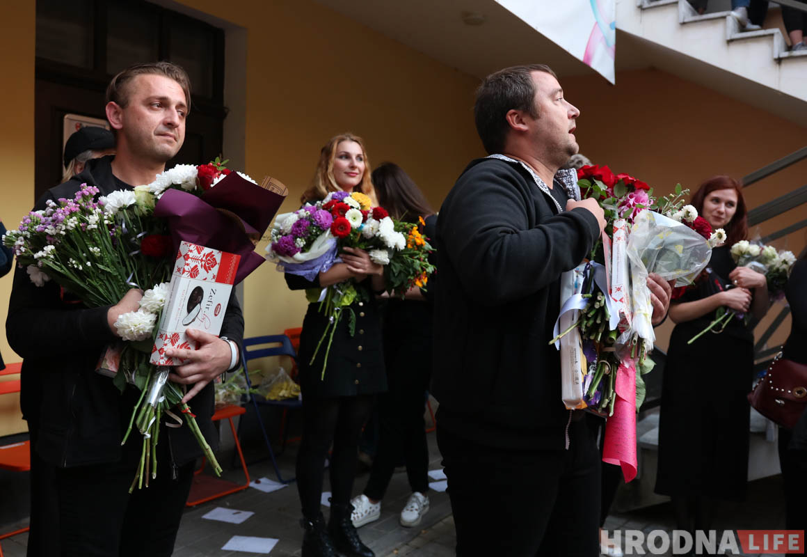 "Калі дадуць лінаваную паперу, пішы ўпоперак". У Гродне акцёры закрытага драмтэатра выступілі ў двары