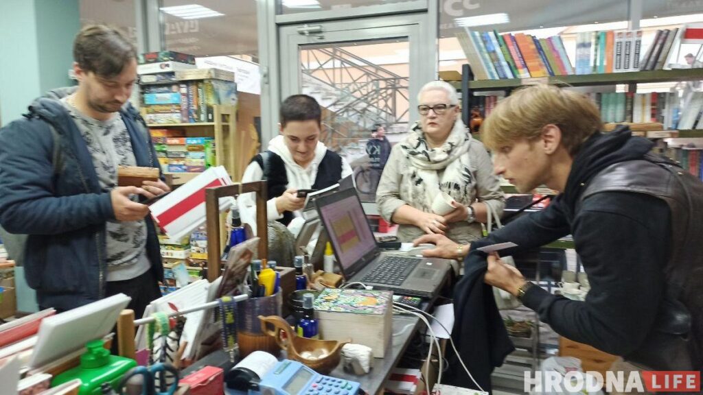 Гродненцы пришли поддержать магазин «Цудоўня», где милиция забрала бело-красно-белые флаги Этно-магазин "Цудоўня"