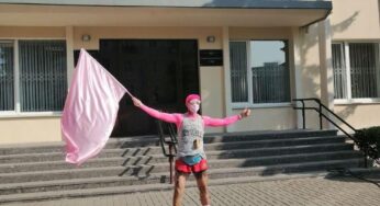 «Хотел показать, что это — фарс». Гродненский музыкант Игорь Банцер пришел в суд в розовом, его забрал ОМОН