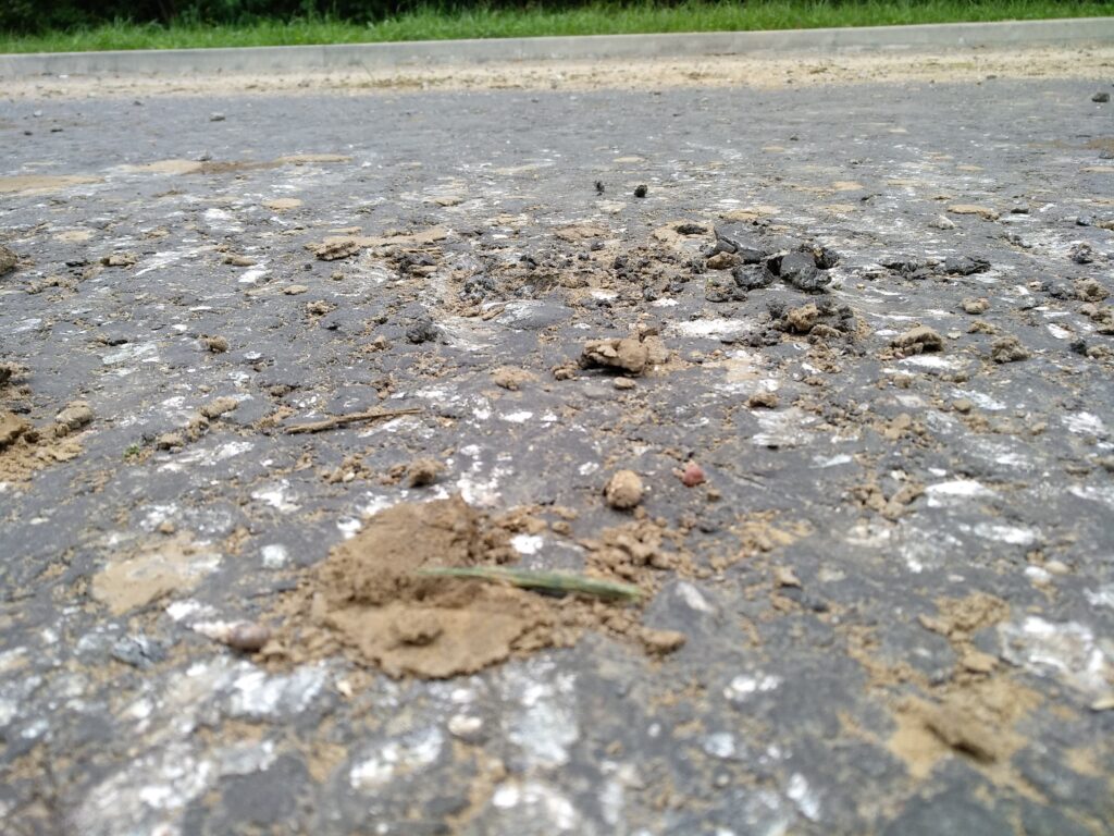 Военная техника повредила дорогу в Лососно-4. Жители обратились к властям и военным, но ответ пока не получили