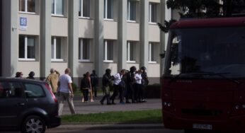 «Изнасиловать в автозаке нельзя». Милицейский чиновник назвал фейком свидетельства об изнасиловании дубинкой