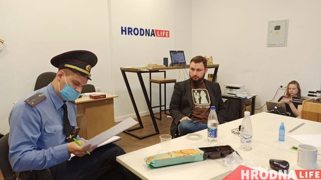 Милиция пришла в редакцию Hrodna.life, потому что заметила бело-красно-белый флаг в окне