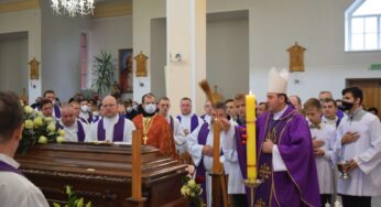 В Лиде от коронавируса умер католический священник. Его похоронили возле построенного им храма