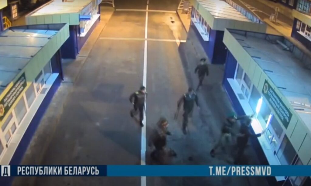 МВД: В Гродно водитель сбил и провез на капоте милиционера. Возбудили уголовное дело МВД: В Гродно водитель сбил и провез на капоте милиционера. Возбудили уголовное дело