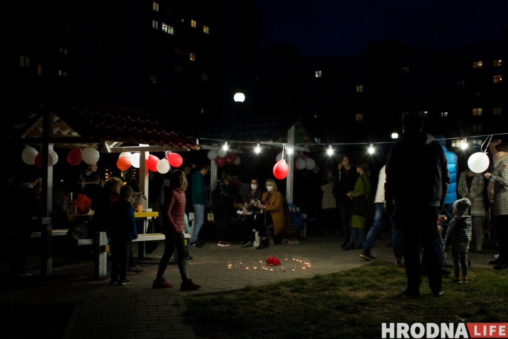 Гродненцы устроили дворовой фестиваль ко Дню матери. К ним приехала милиция Гродненцы устроили дворовой фестиваль ко Дню матери. К ним приехала милиция