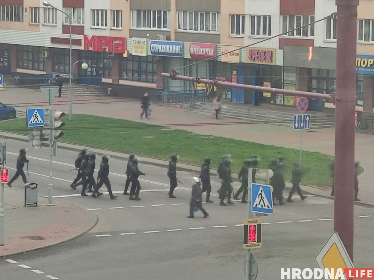 "Толпой ломились в подъезд". Десятки гродненцев задержали на марше в поддержку "Гродно Азот"