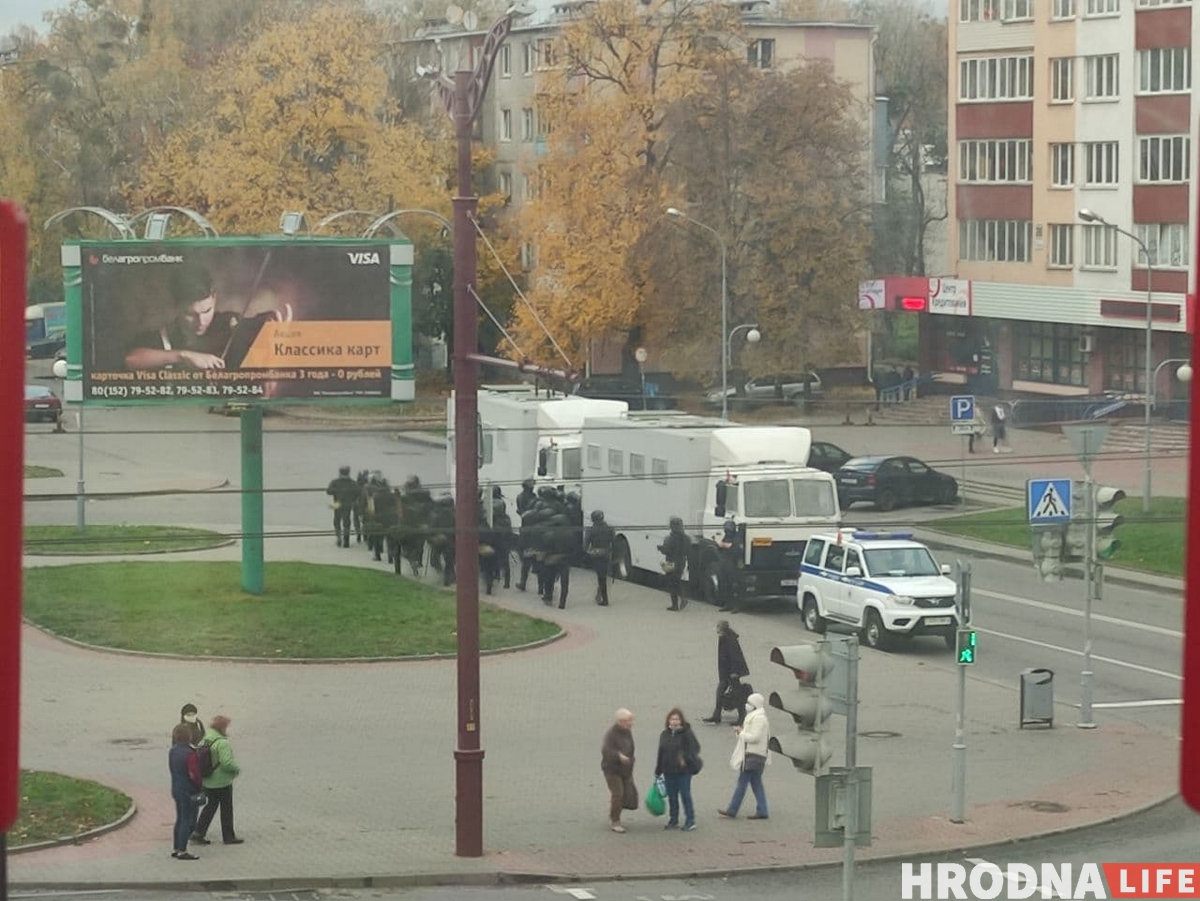 "Толпой ломились в подъезд". Десятки гродненцев задержали на марше в поддержку "Гродно Азот"