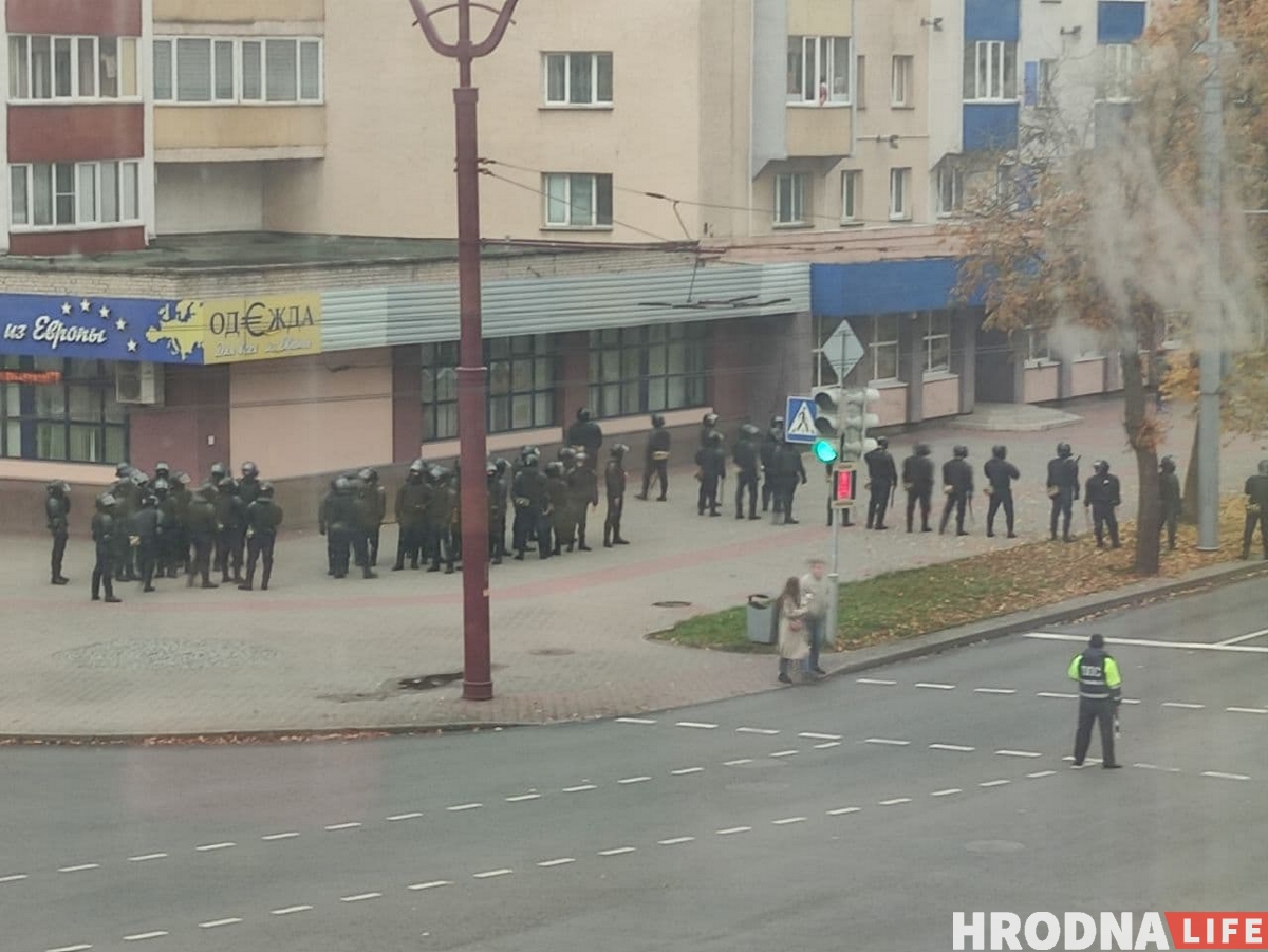 "Толпой ломились в подъезд". Десятки гродненцев задержали на марше в поддержку "Гродно Азот"