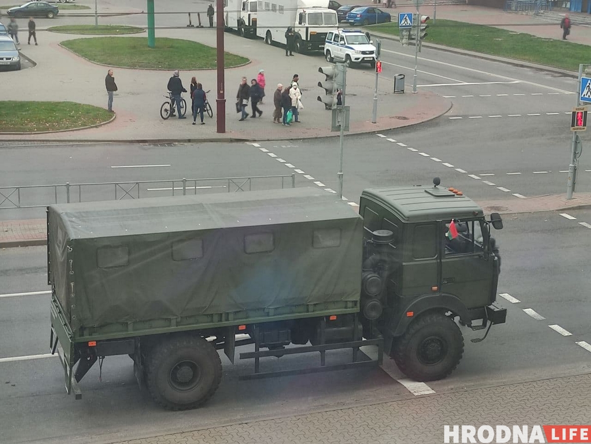 "Толпой ломились в подъезд". Десятки гродненцев задержали на марше в поддержку "Гродно Азот"