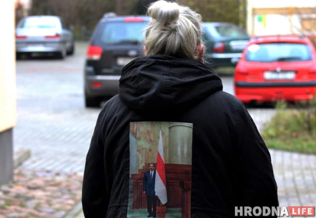 «Я ненавижу вранье». Гродненка напомнила Лукашенко, под каким флагом он принимал присягу «Я ненавижу вранье». Гродненка напомнила Лукашенко, под каким флагом он принимал присягу