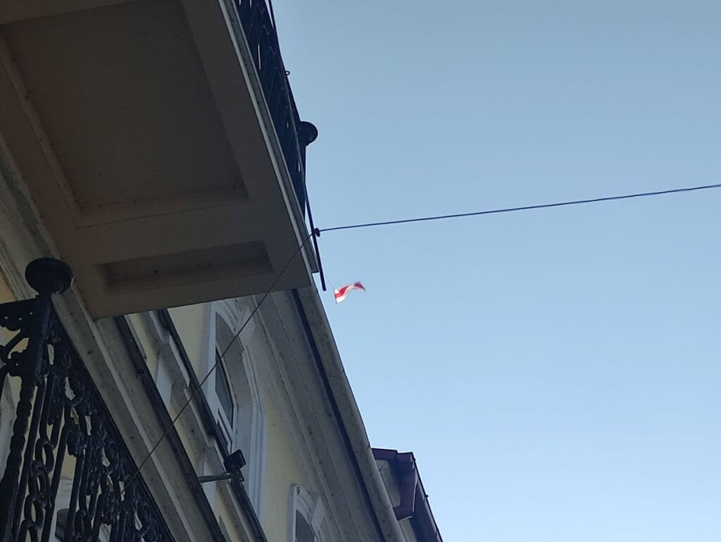 В Гродно задержали пилота квадракоптера, который поднимал БЧБ-флаг