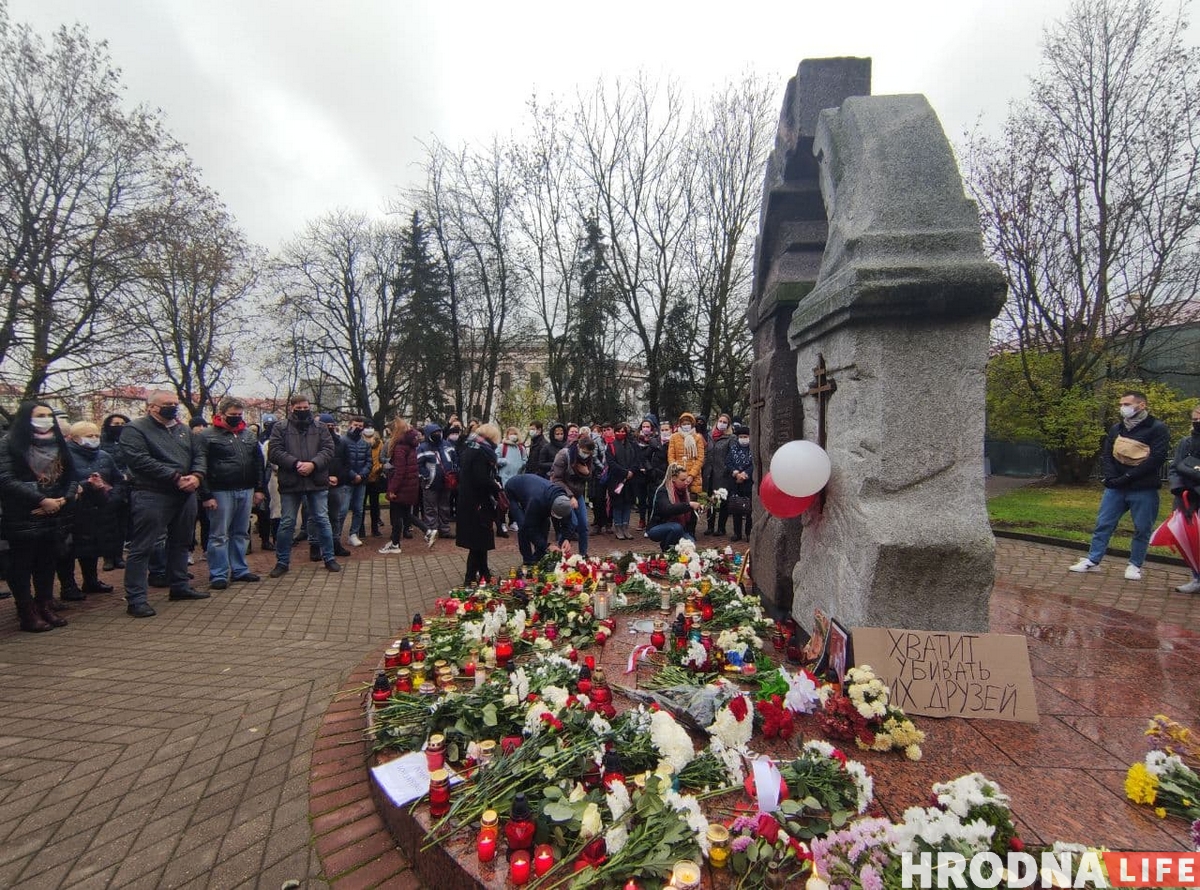 Панихида и цепи солидарности. Как Гродно скорбит по Роману Бондаренко