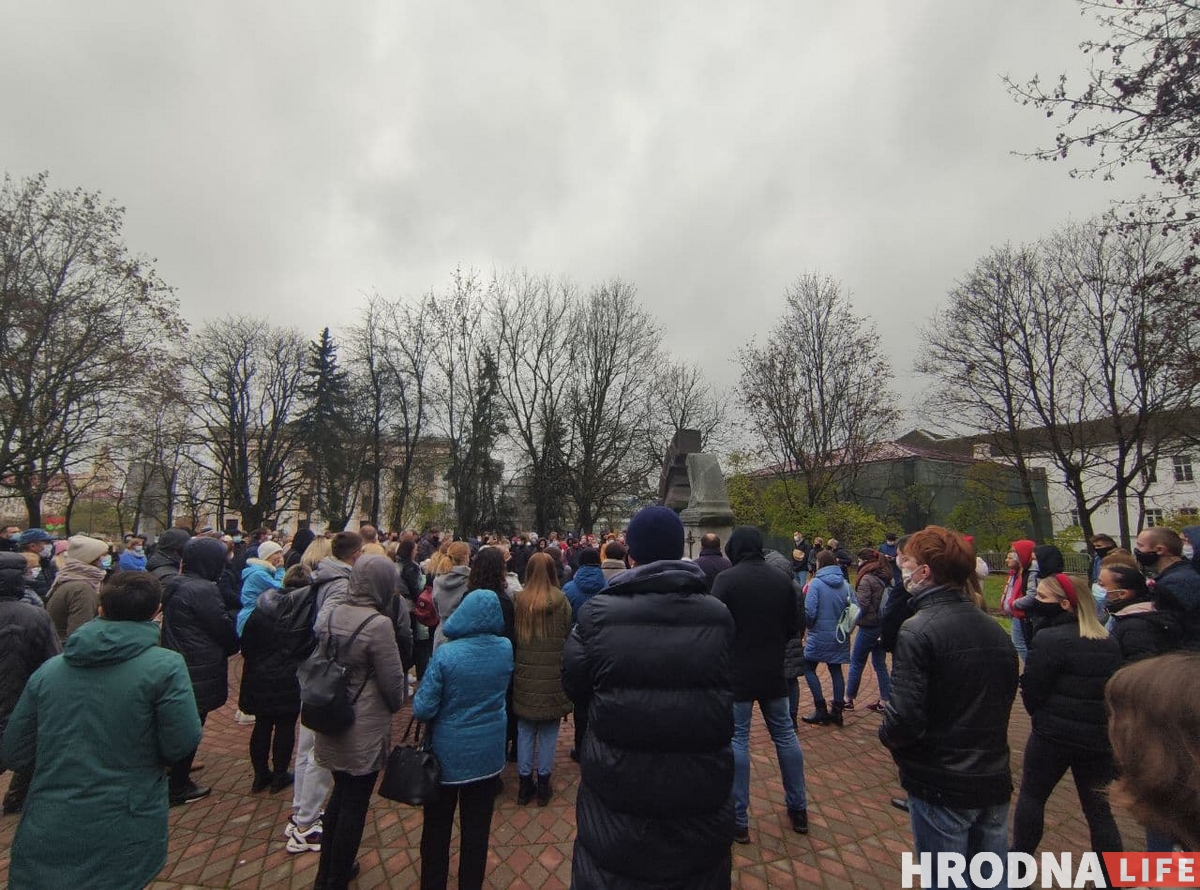 Панихида и цепи солидарности. Как Гродно скорбит по Роману Бондаренко