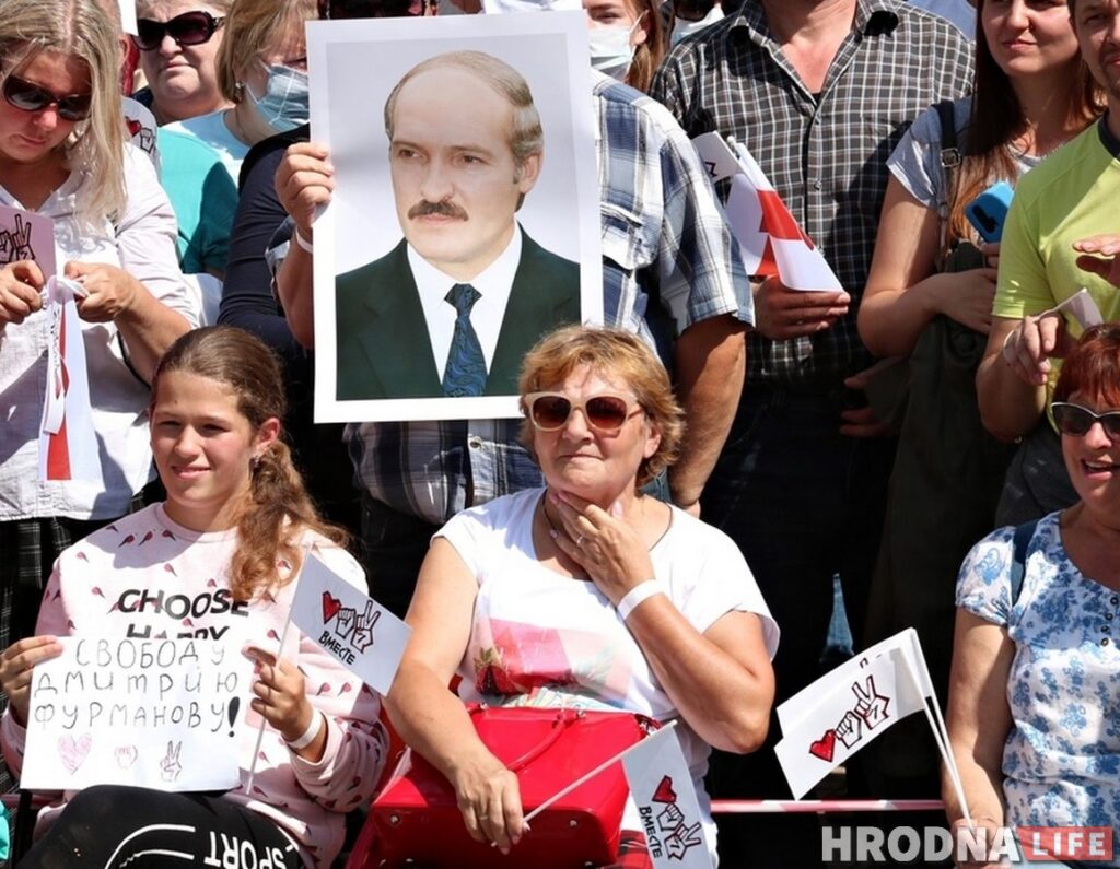 Александра Ханевич (с красной сумкой) на митинге Светланы Тихановской в Гродно. Фото: Руслан Кулевич